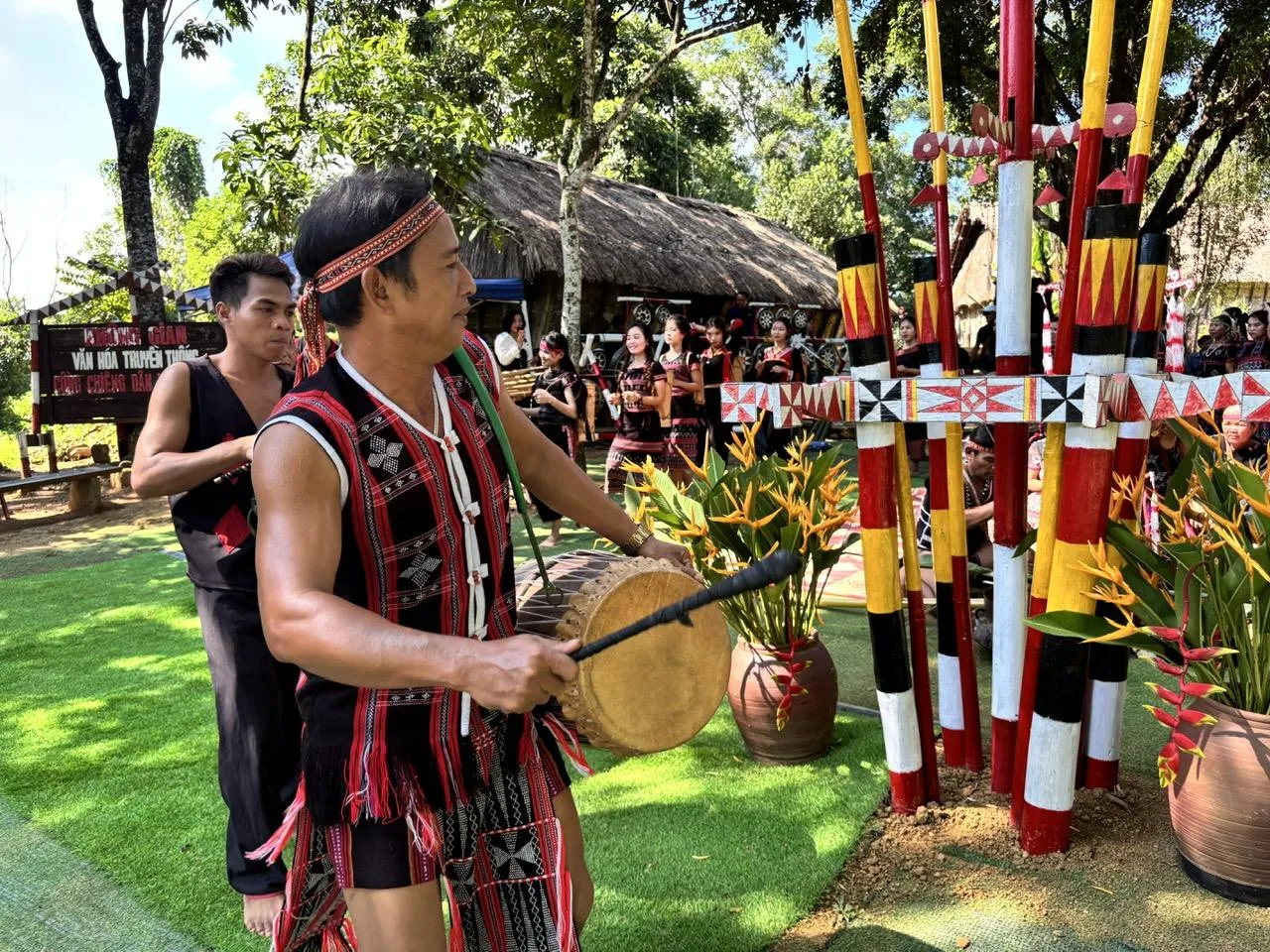 Sau phần nghi lễ, tiếng cồng chiêng vang lên giữa không gian buôn làng. Âm thanh quen thuộc ấy vừa tạo không khí lễ hội, vừa góp phần kết nối các thành viên trong cộng đồng.