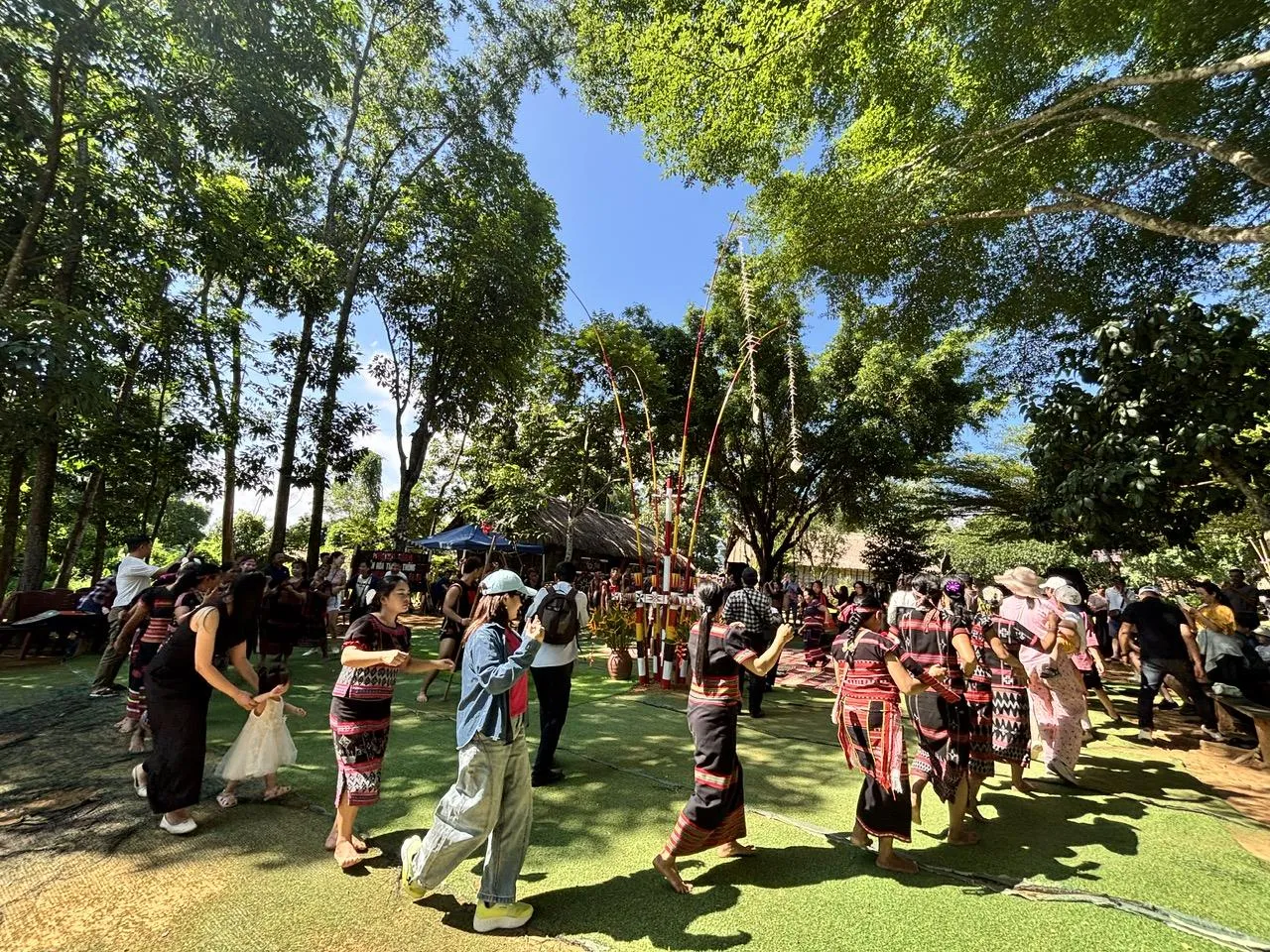 Trong nhịp cồng chiêng rộn ràng, những vòng xoang nối tiếp nhau. Người già, người trẻ cùng hòa vào điệu múa truyền thống, tạo nên không khí đoàn kết và vui tươi.