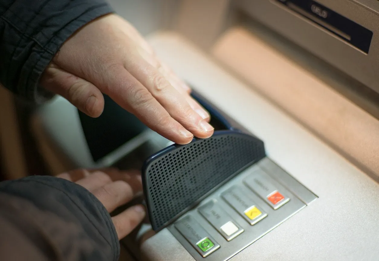 Chuyển tiền qua ATM tưởng đơn giản, nhưng đây là những rủi ro này không phải ai cũng biết