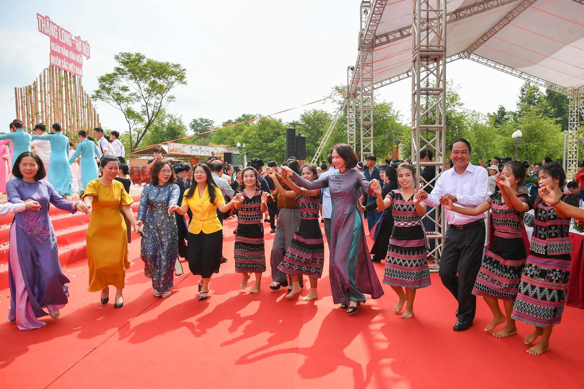 Đáng chú ý, văn hóa không chỉ hiện diện trên sân khấu. Các cộng đồng dân tộc đang sinh sống và hoạt động tại Làng Văn hóa - Du lịch các dân tộc Việt Nam trực tiếp tham gia trình diễn, giao lưu với những loại hình nghệ thuật truyền thống như cồng chiêng, múa xoang, đàn T’rưng, hát Then, đàn Tính, múa chuông, múa Thái, dân ca, dân vũ và xòe cộng đồng.