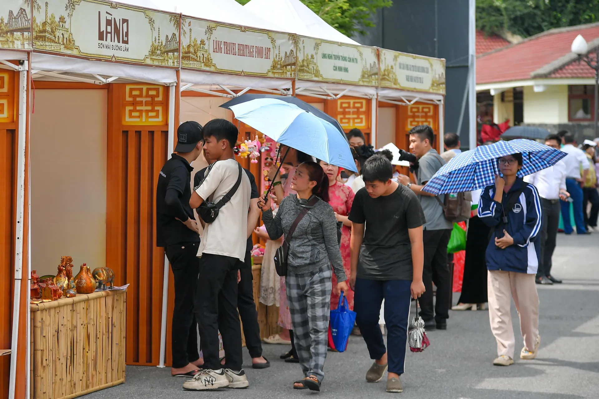 Trong hai ngày 3 và 4-10, công chúng còn có thể khám phá các không gian văn hóa Thăng Long - Hà Nội, cùng 20 gian hàng giới thiệu sản phẩm làng nghề, phố nghề, sản phẩm OCOP và những sản phẩm tiêu biểu của Thủ đô. Văn hóa vì thế không chỉ để ngắm nhìn mà còn được chạm vào, thưởng thức và trải nghiệm.