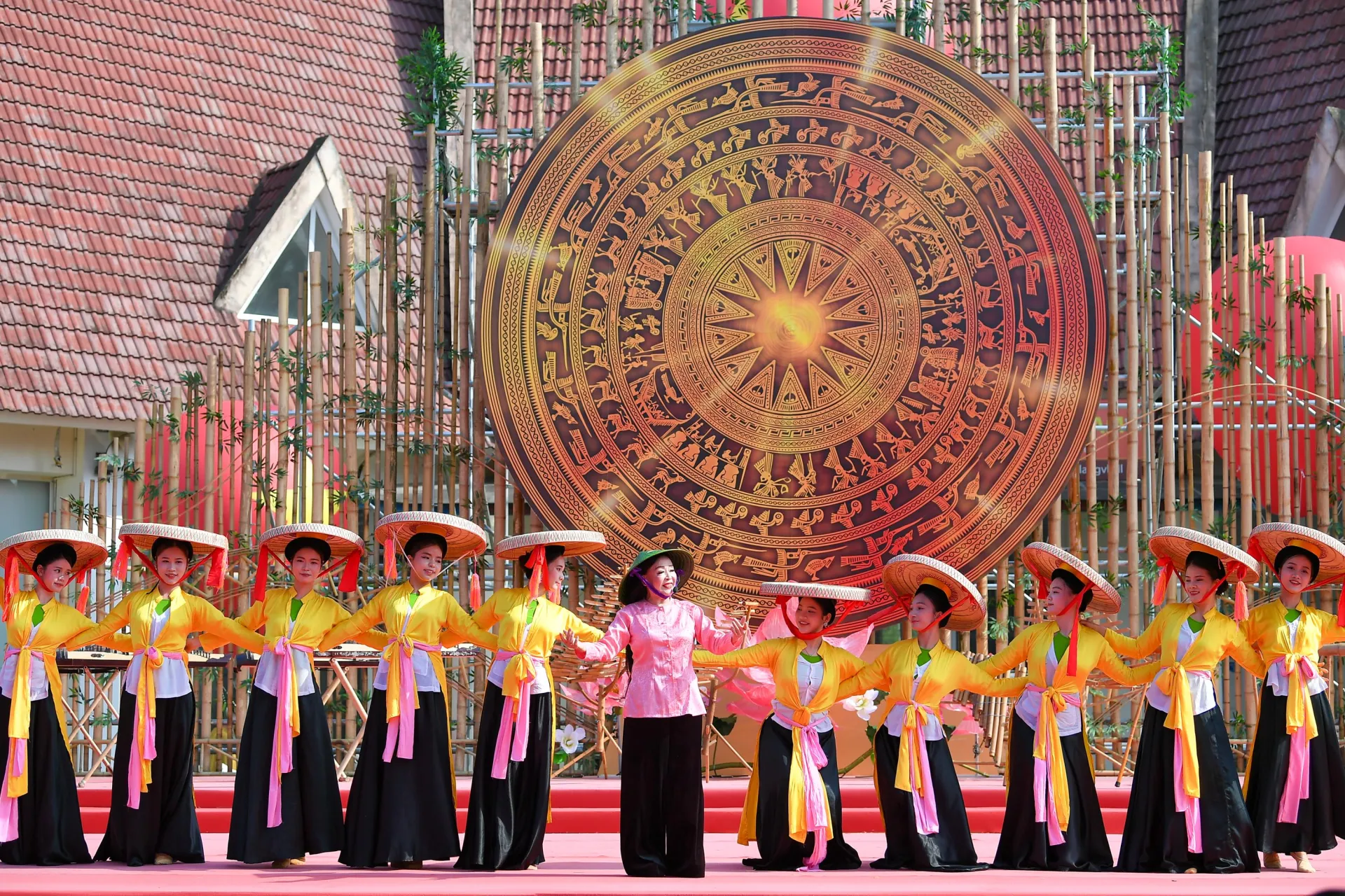  Những hình ảnh quen thuộc của Hà Nội như mùa thu, cốm, hoa, tà áo dài, nghệ thuật Ả đào, ca trù… được đưa vào các tiết mục, tạo nên mạch nối giữa ký ức văn hóa đất kinh kỳ và đời sống hôm nay.