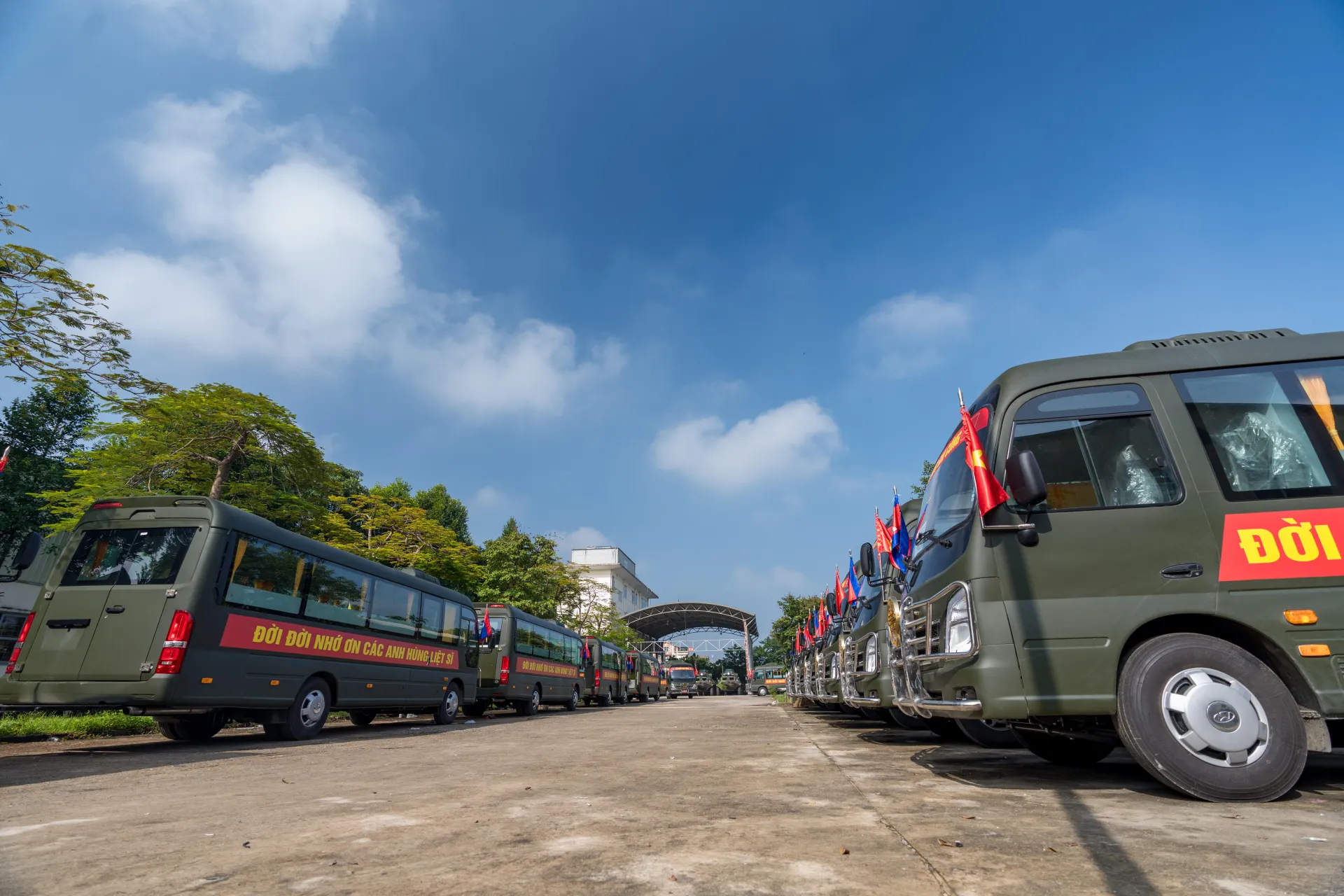 35 xe Hyundai County đồng hành cùng hành trình đưa các liệt sĩ trở về quê hương