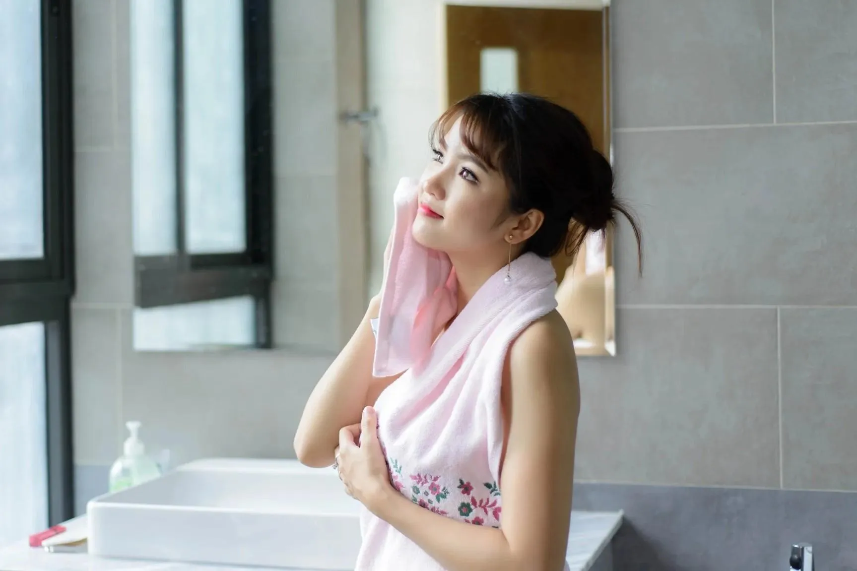 Dùng khăn mặt kiểu này, làn da của bạn sẽ nhanh xuống cấp, lão hóa 'không phanh'