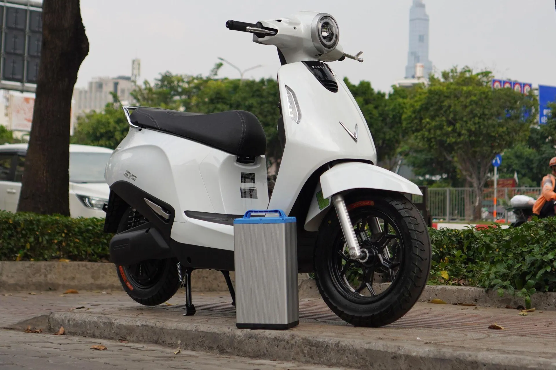 Xe máy điện cắm sạc và đổi pin: Khác nhau thế nào, ai nên chọn loại nào?