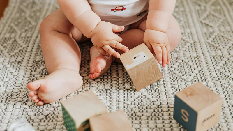 Trẻ dưới 1 tuổi chơi gì? 10 món đồ chơi cha mẹ có thể tham khảo