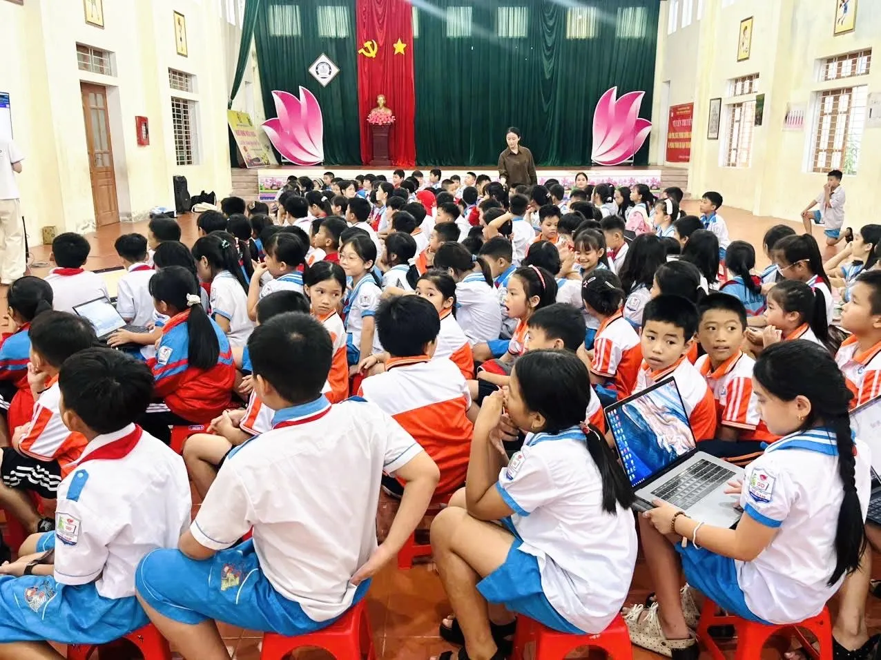Các em học sinh trực tiếp thao tác trên máy tính, trải nghiệm những hoạt động lập trình dưới sự hướng dẫn của giáo viên, qua đó phát huy khả năng khám phá và sáng tạo