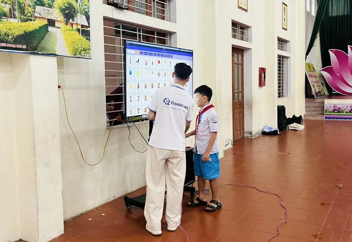 Giáo viên tận tình hướng dẫn, hỗ trợ học sinh trong quá trình thực hành, giúp các em tự tin tiếp cận kiến thức mới và từng bước làm chủ các thao tác trên máy tính
