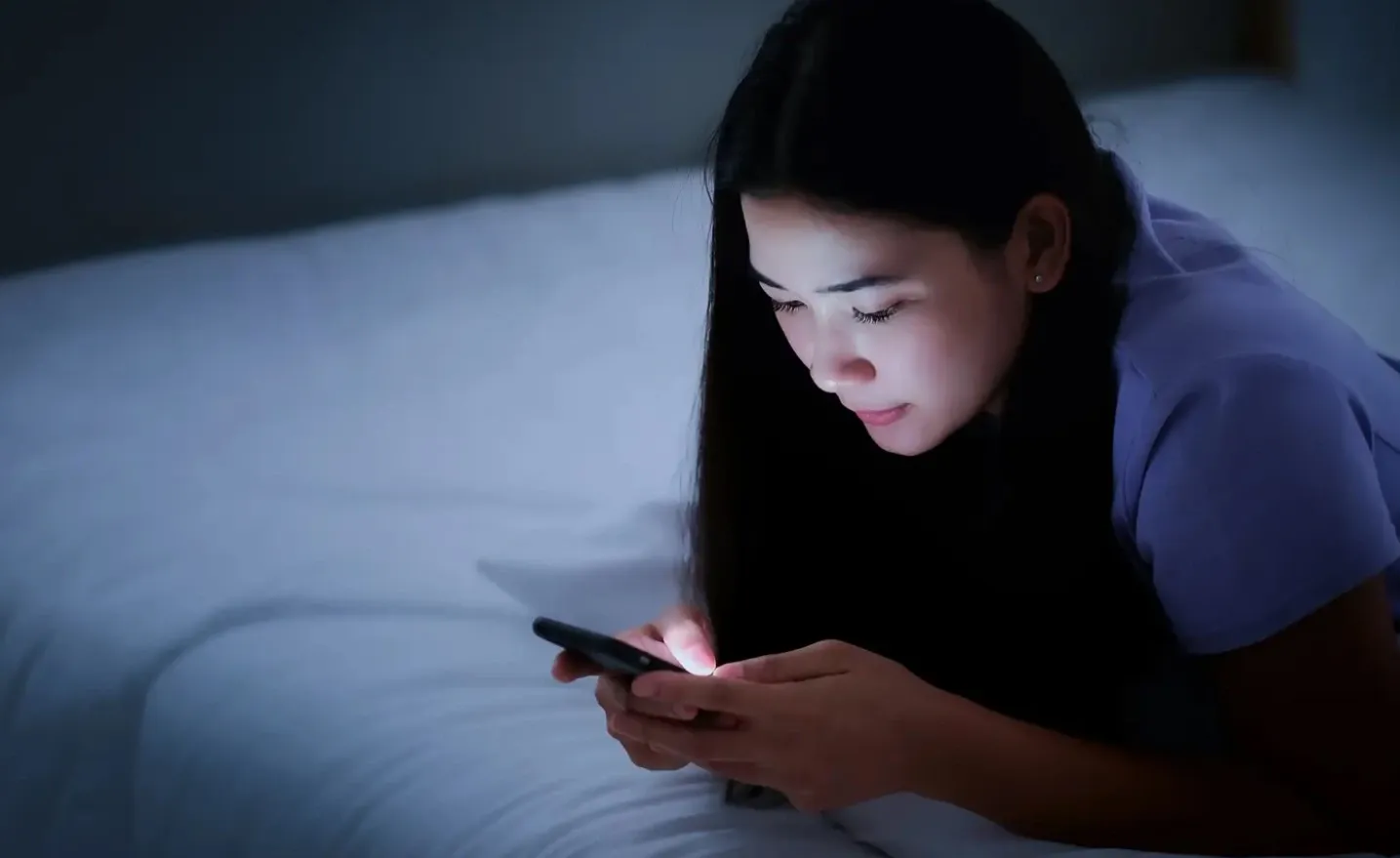 Tối nào cũng nằm lướt điện thoại trước khi ngủ: 5 điều bạn nên thay đổi ngay