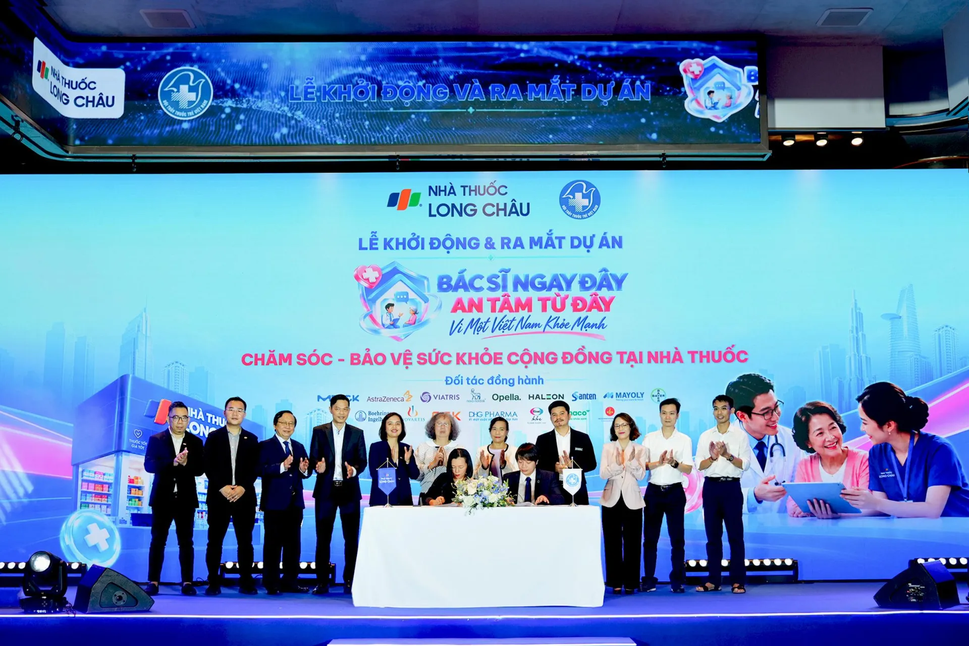“Bác sĩ ngay đây, an tâm từ đây!”: Long Châu và Hội Thầy thuốc trẻ Việt Nam đưa bác sĩ đến gần người dân hơn trong chăm sóc sức khỏe hằng ngày
