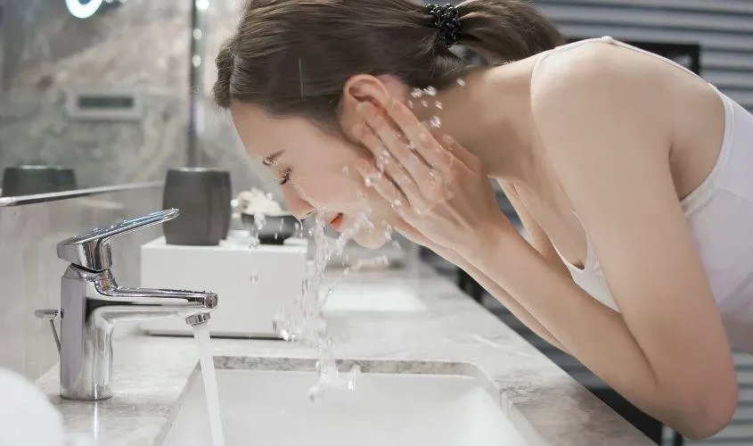 Rửa mặt bằng tay hay bằng khăn mới tốt cho da?
