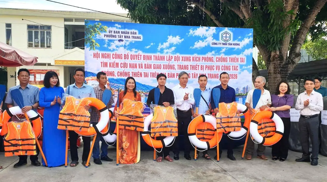 Khánh Hòa trao vùng lũ 48 thuyền cứu hộ, 240 áo phao