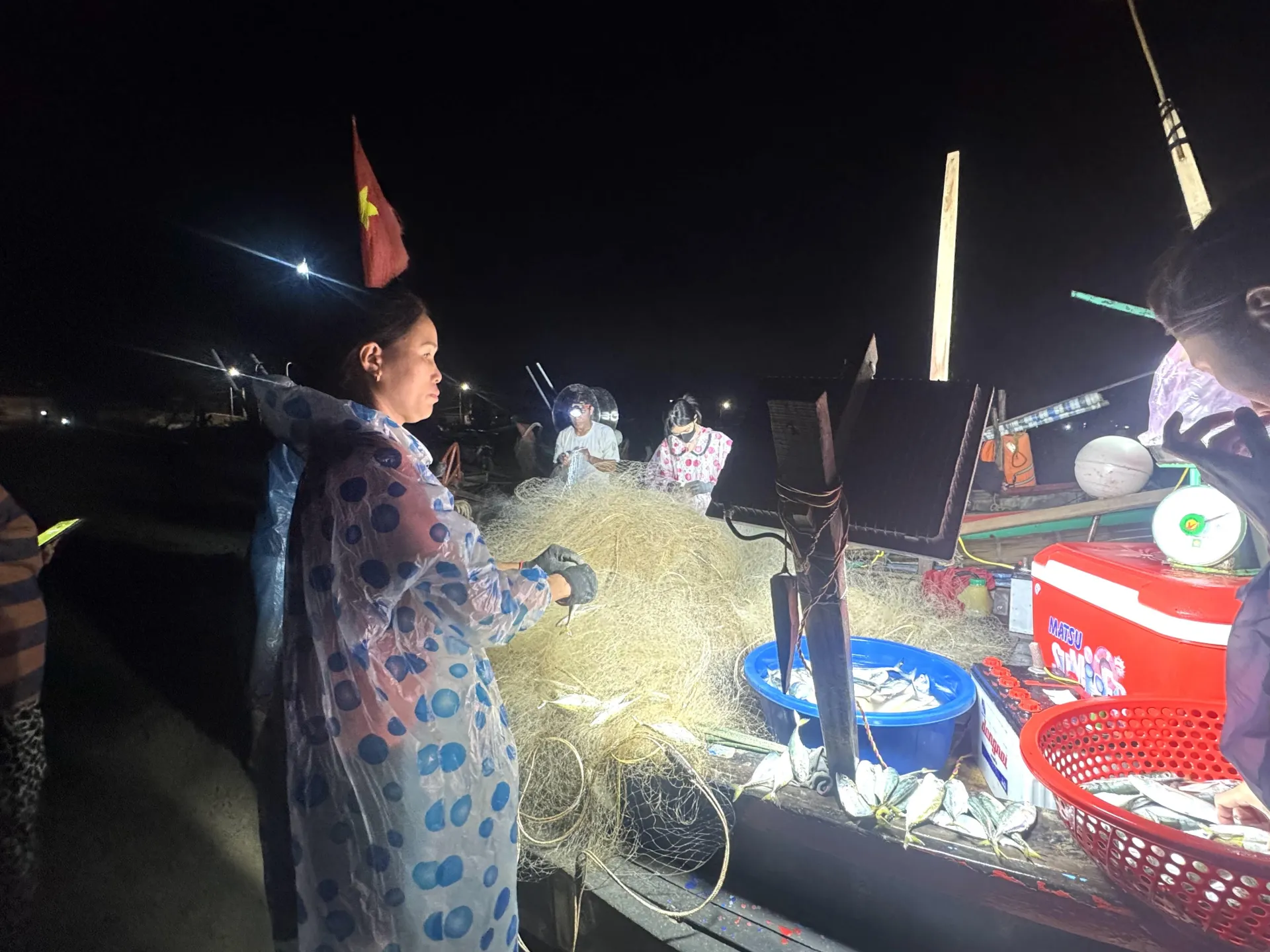 Từ những chuyến biển đêm đến lúc cá được đưa lên bờ, cân bán cho người dân, thương lái, nhịp mưu sinh của ngư dân Cổ Đạm vẫn tiếp diễn. Mỗi chuyến biển thuận lợi là thêm niềm vui, thêm động lực để bà con bám biển và duy trì nghề truyền thống