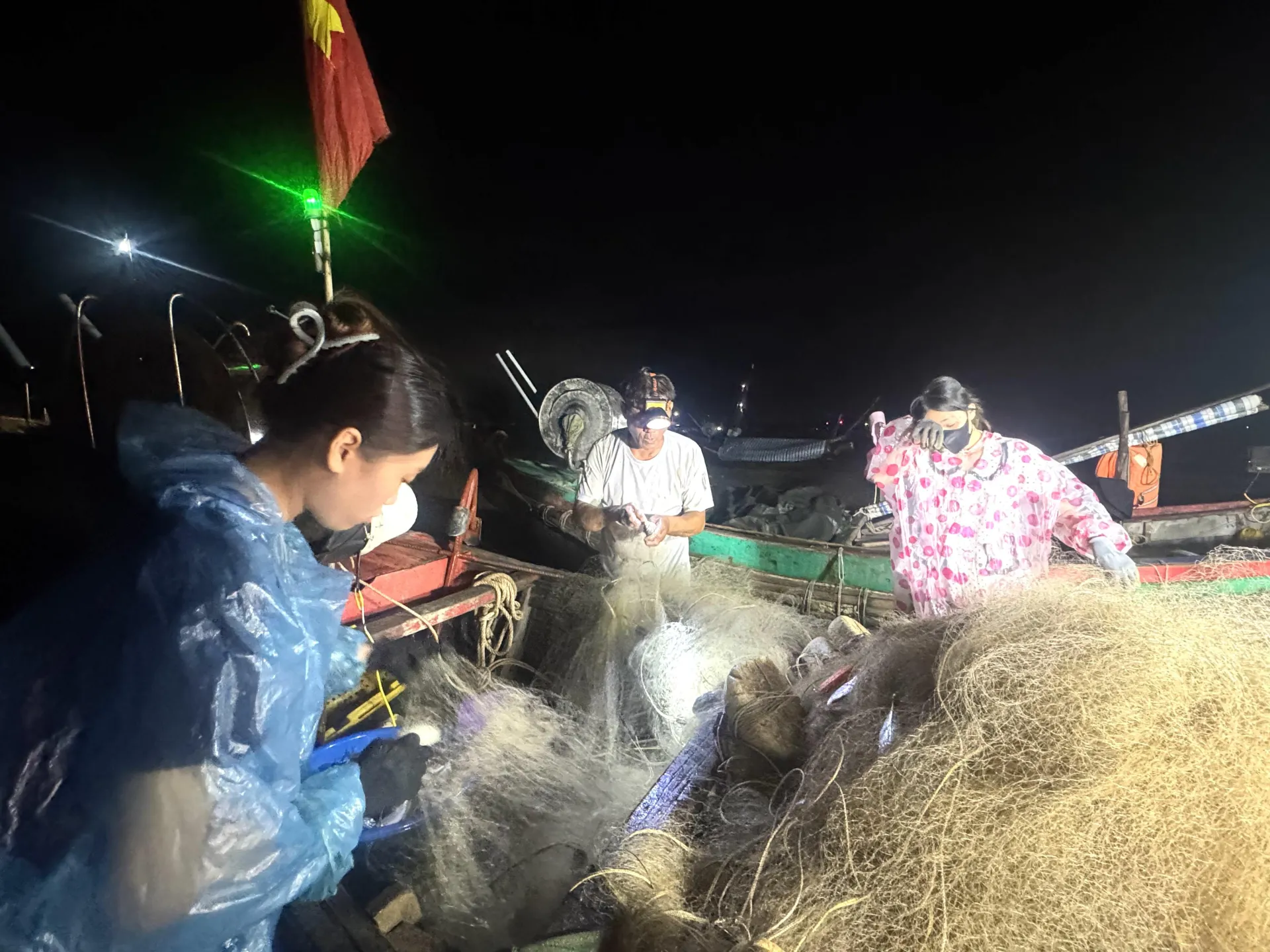 Sau khi hoàn tất việc thu hoạch và bán cá, ngư dân tranh thủ thu dọn ngư cụ, chuẩn bị cho chuyến biển tiếp theo. Với ngư dân, biển vừa là kế sinh nhai vừa là nơi gắn bó qua nhiều năm tháng mưu sinh