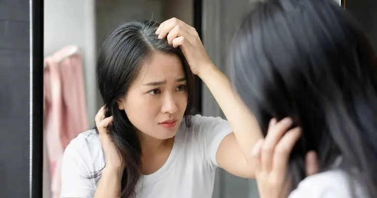 Tóc bạc sớm không chỉ do tuổi tác, 5 thói quen sai lầm nên thay đổi ngay 
