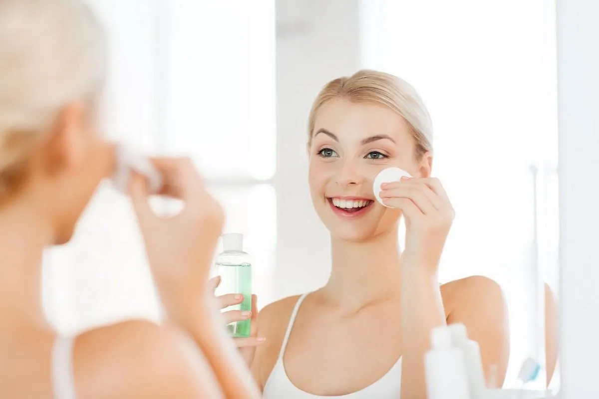 7 sai lầm khi dùng nước muối sinh lý rửa mặt khiến da dễ khô rát, kích ứng