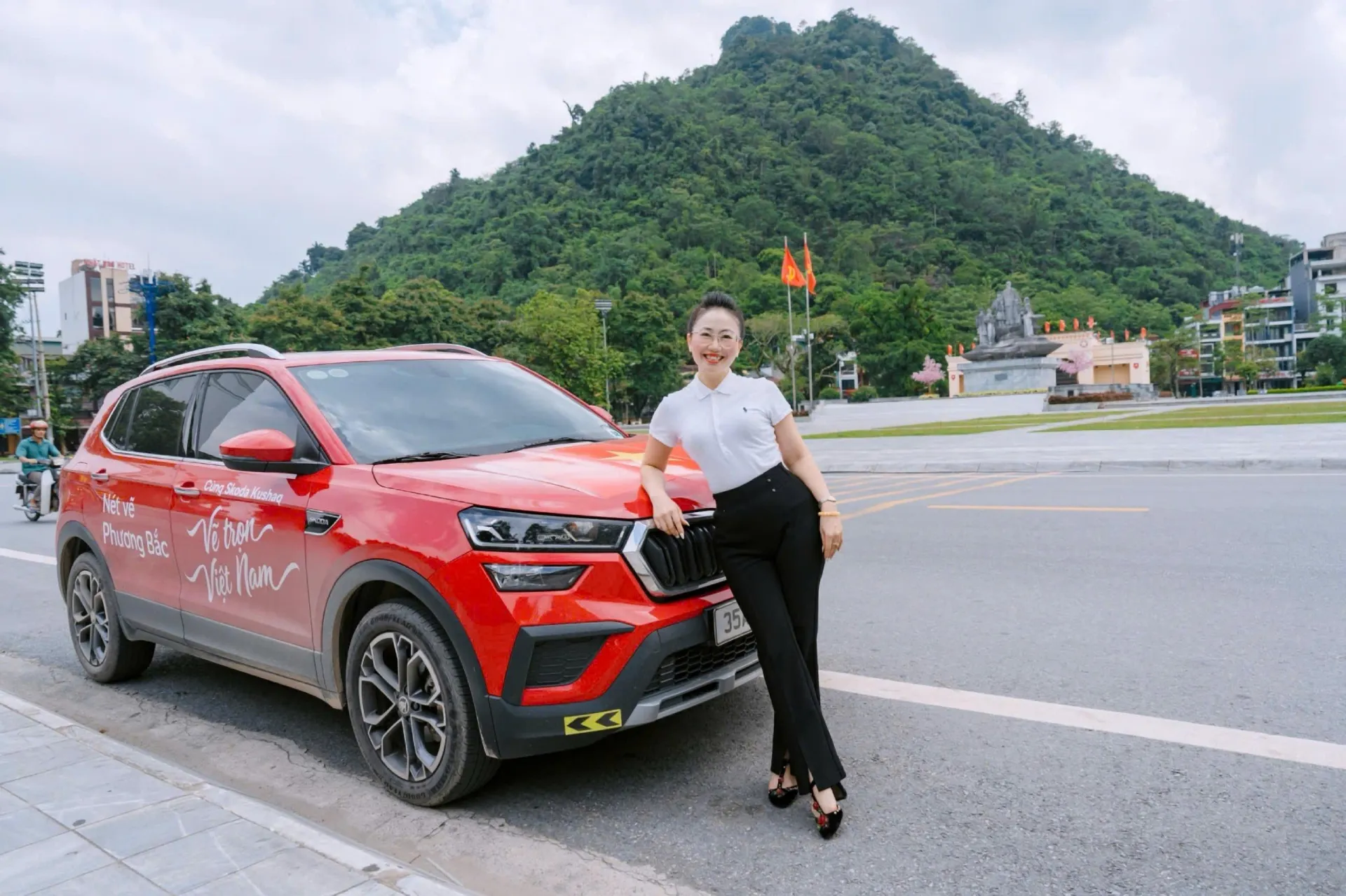 Cô ấy chọn chiếc xe, không phải màu xe