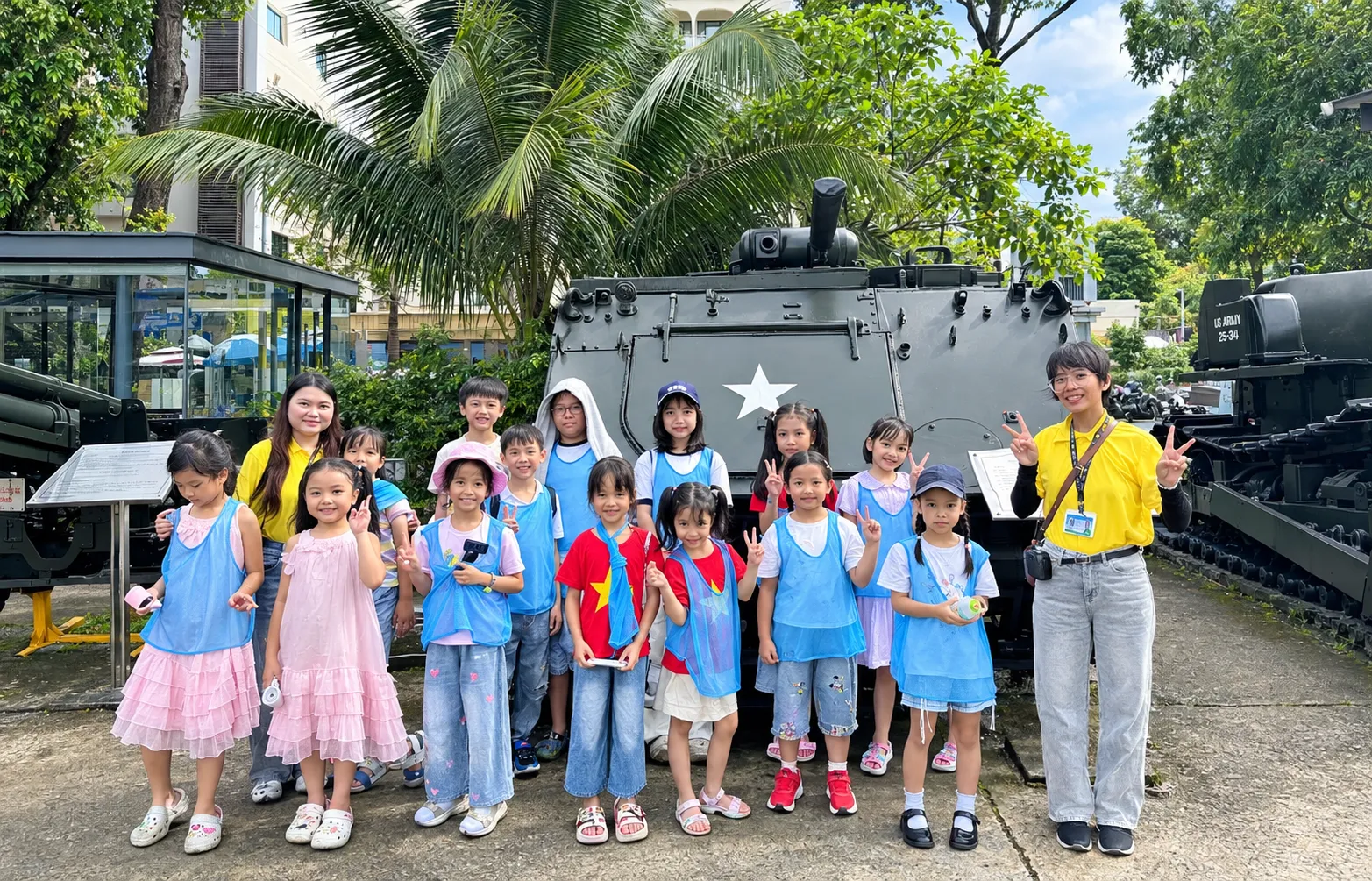 Học viên 123English khám phá lịch sử, giao lưu tiếng Anh cùng du khách quốc tế
