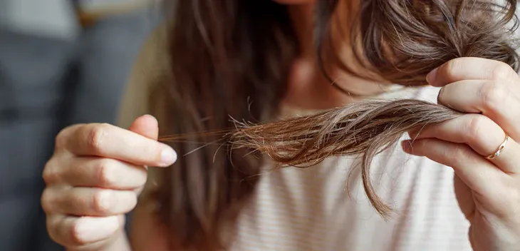Thói quen phổ biến khiến tóc gãy rụng nhiều hơn vào mùa thu, nhiều chị em vẫn mắc mỗi ngày