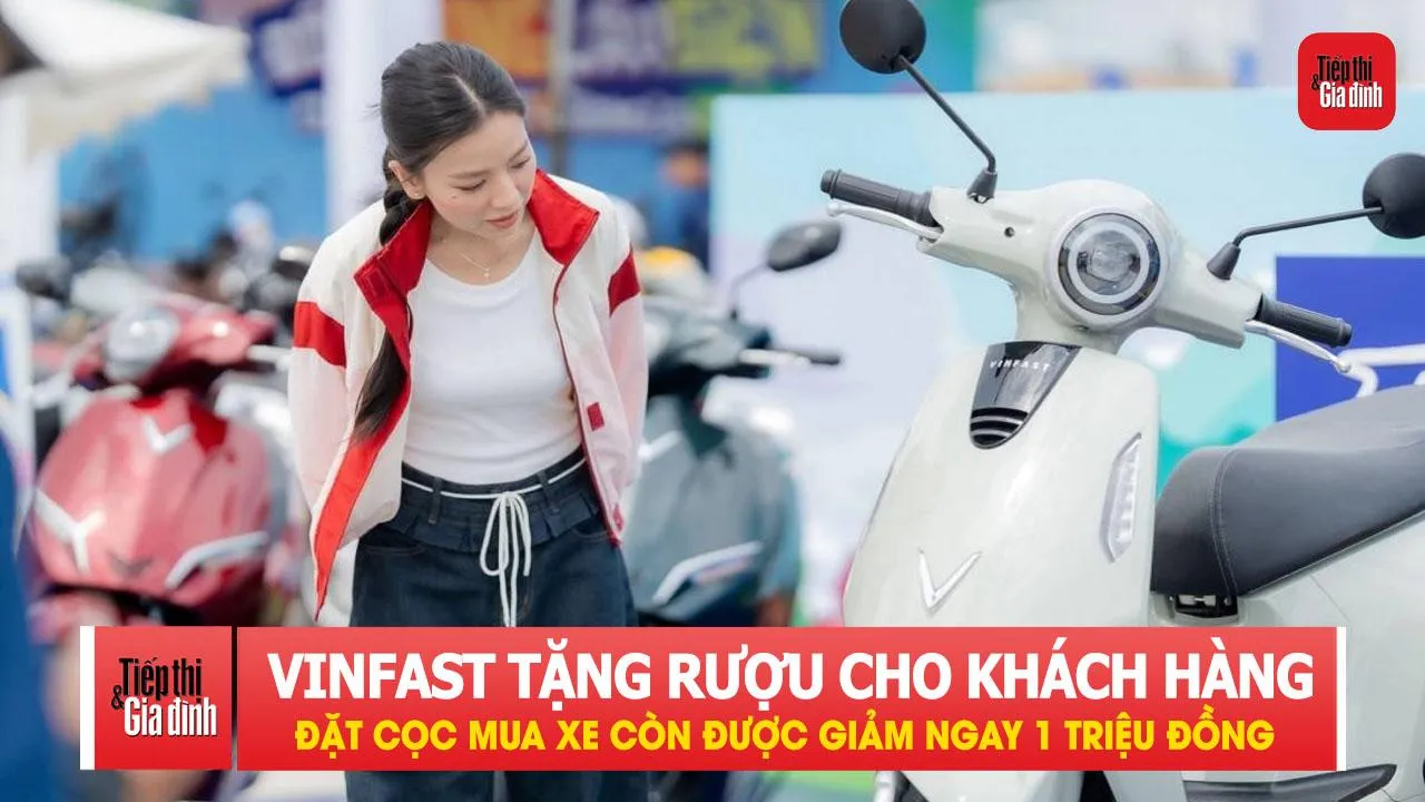 VinFast tặng rượu cho khách hàng, đặt cọc mua xe còn được giảm ngay 1 triệu đồng