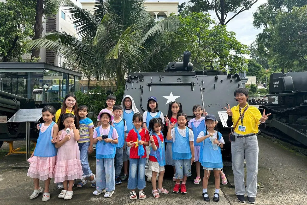 Học viên 123English khám phá lịch sử, giao lưu tiếng Anh cùng du khách quốc tế