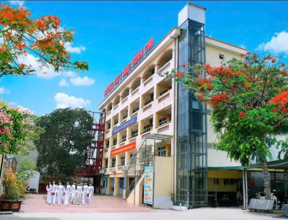 Nam sinh tác động vật lý cô giáo trên lớp: Trường THPT Mạc Đĩnh Chi lên tiếng