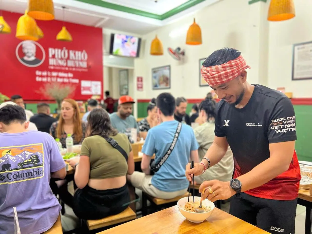 Phở khô Gia Lai và bài học 'dạy khách ăn' của ông chủ quán nhỏ Nha Trang