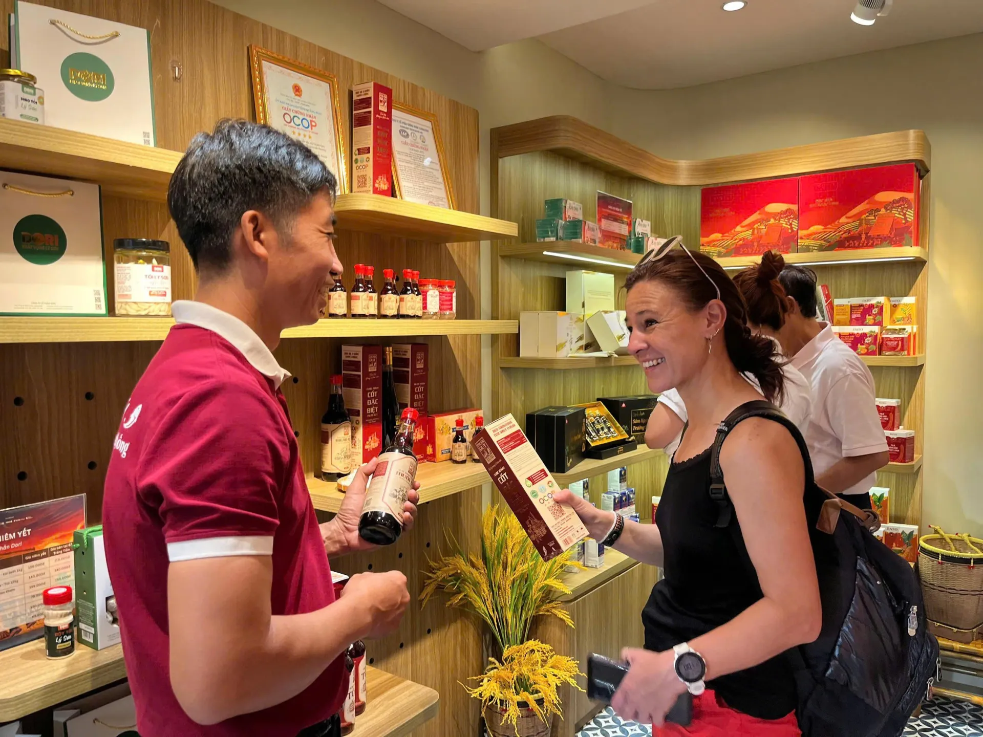 Tỏi Lý Sơn, sâm Ngọc Linh cùng hơn 60 đặc sản Gia Lai, Quảng Ngãi hội tụ giữa Hà Nội