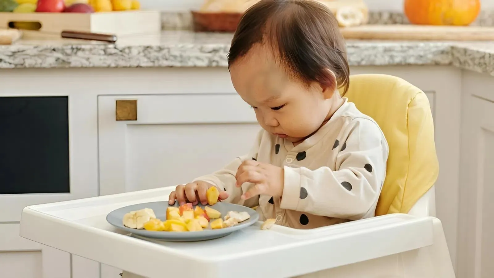 Trẻ 1 tuổi ăn được bánh kẹo gì? 3 điều cha mẹ cần kiểm tra ngay trước khi đưa cho con