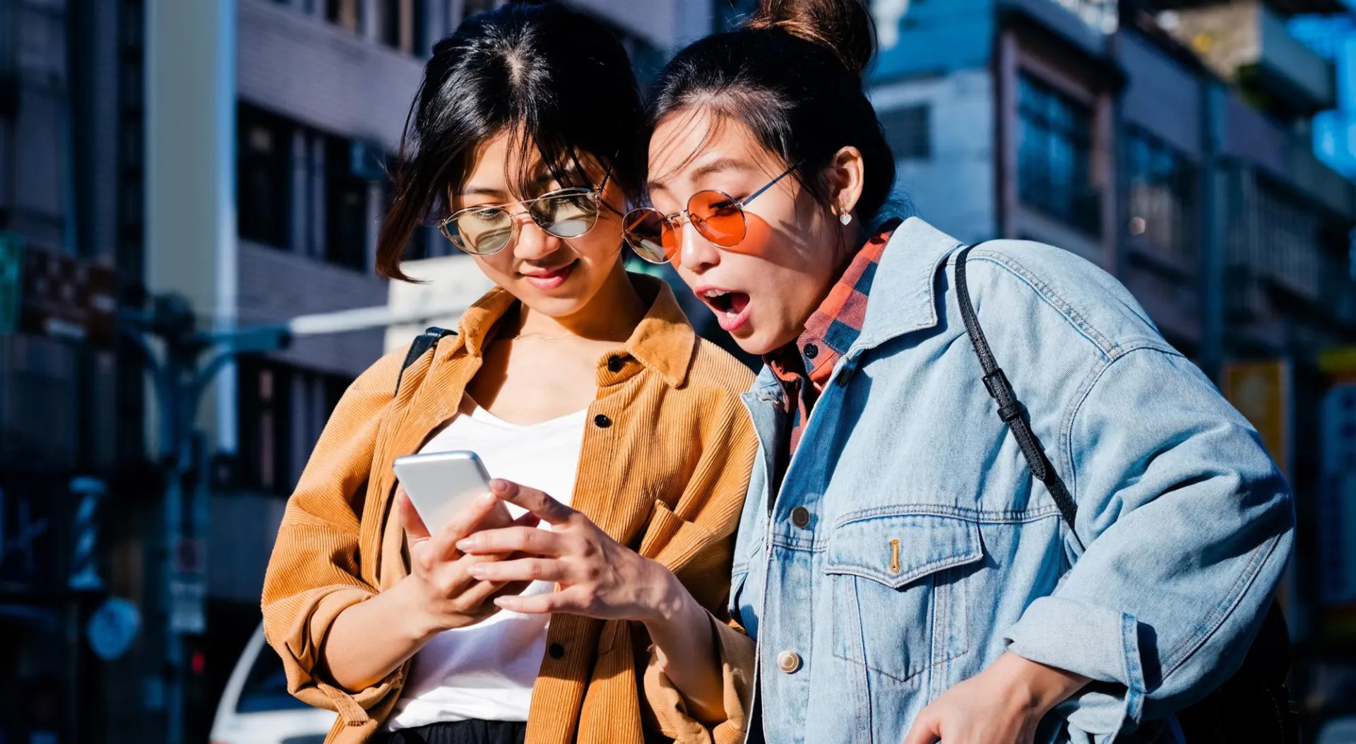 Gen Z săn mã giảm giá từng đồng nhưng vẫn sẵn sàng chi triệu đồng: Thương hiệu cần làm gì?