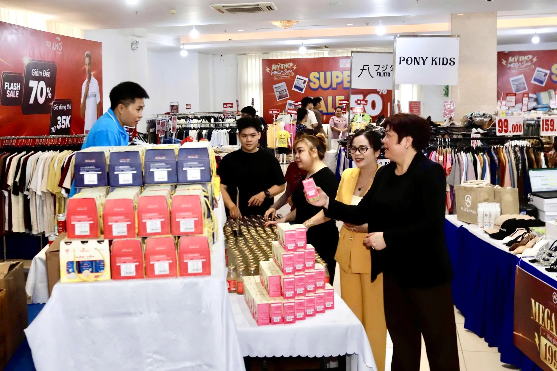 Nhiều mặt hàng giảm đến 70% tại sự kiện khuyến mại hàng hiệu Mega Big Sale lần III