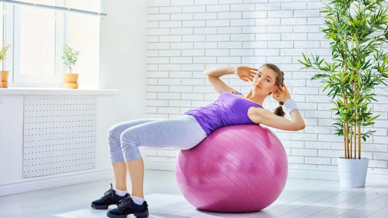 Mới tập yoga nên mua gì? 8 món dụng cụ giúp bạn tập tại nhà dễ dàng hơn