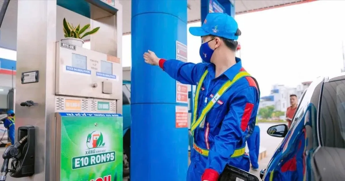 Giá xăng quay đầu tăng, dầu diesel vượt 30.000 đồng/lít