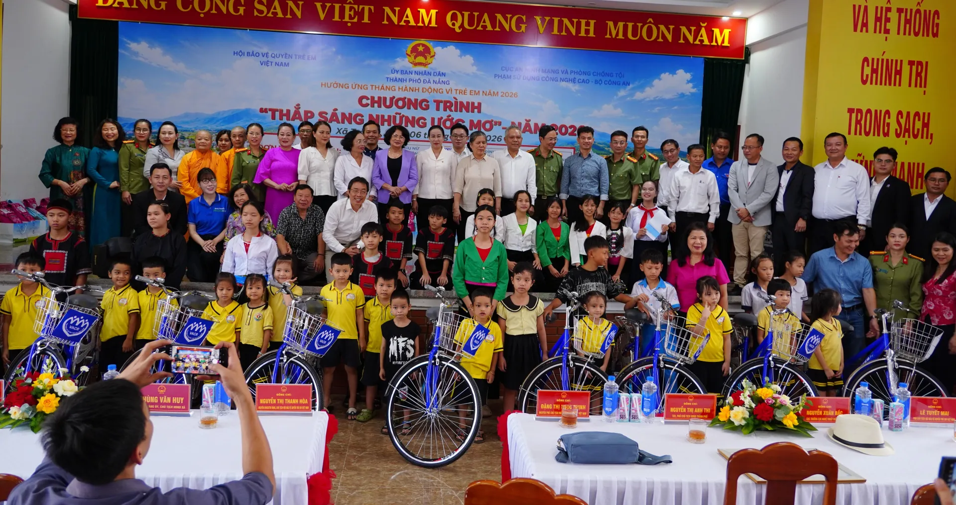Thắp sáng những ước mơ cho trẻ em vùng khó khăn Trà My