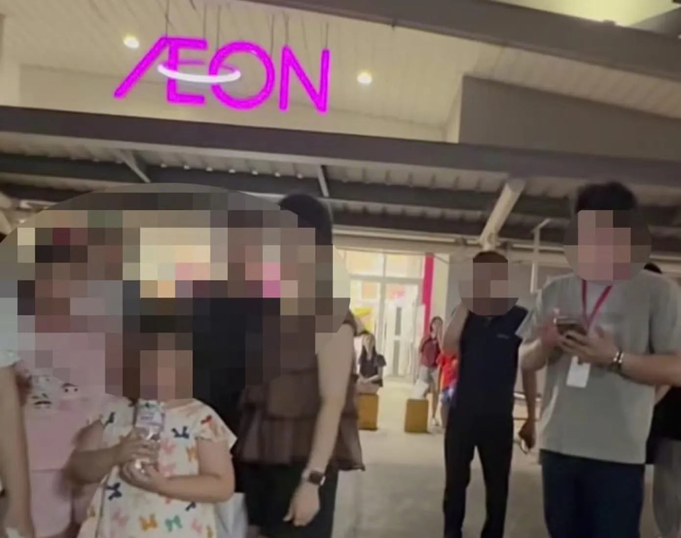 Vụ người mẹ bị nghi trộm trước mặt hai con nhỏ tại Aeon Mall Long Biên: Đừng để trẻ trở thành nạn nhân vô hình
