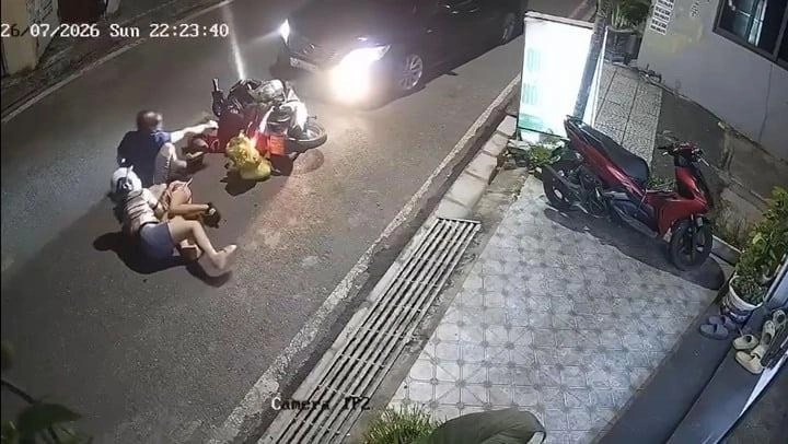 Tài xế ô tô tông xe máy chở 2 trẻ nhỏ rồi bỏ đi: Hành vi vô cảm, thách thức chuẩn mực đạo đức