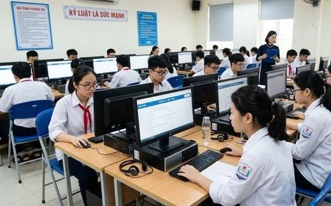 Dự thảo cũng cho phép nhà trường tổ chức kiểm tra, đánh giá định kì bằng bài kiểm tra trên máy tính. (Ảnh: SKĐS) z8081826197546-1b0e90a2d46c31ad67d158484f7a722a-1784994987890560402727-0-0-768-1229-crop-1784995018237210715007