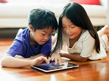 “Não bỏng ngô” ở trẻ: Cái giá của những phút giây bị cuốn vào màn hình