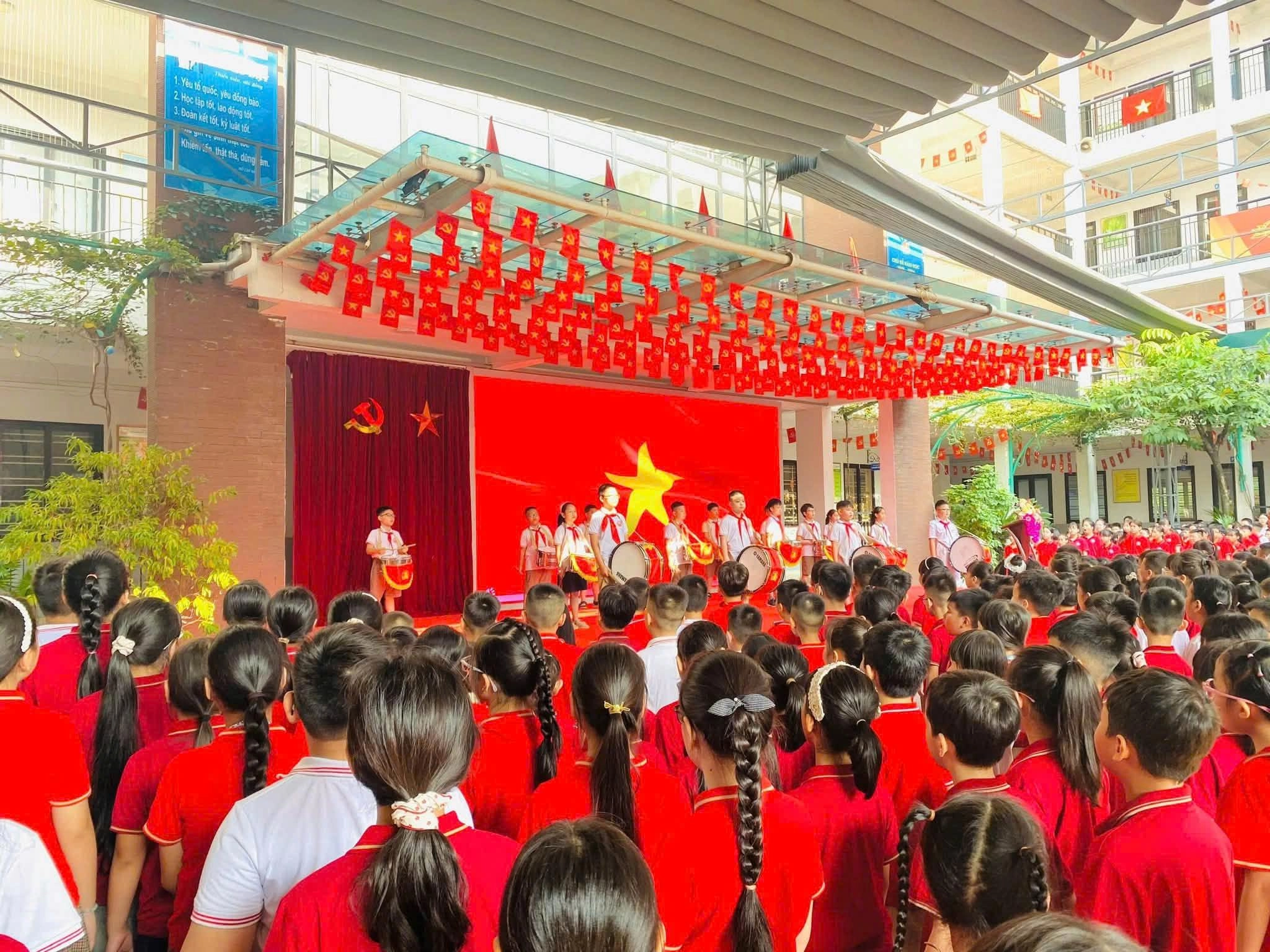 Hàng nghìn học sinh Tiểu học Vạn Xuân háo hức dự thi 'Viết và bình chọn Trường học hạnh phúc'