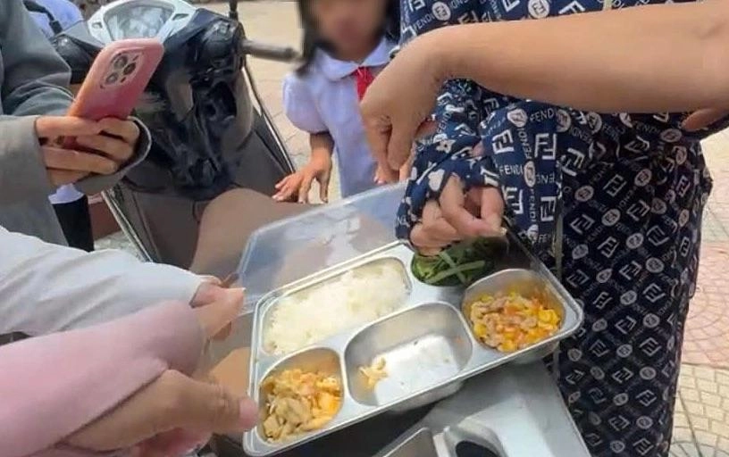 Bữa ăn bán trú đầu năm: Học sinh chờ cơm, phụ huynh lo chất lượng