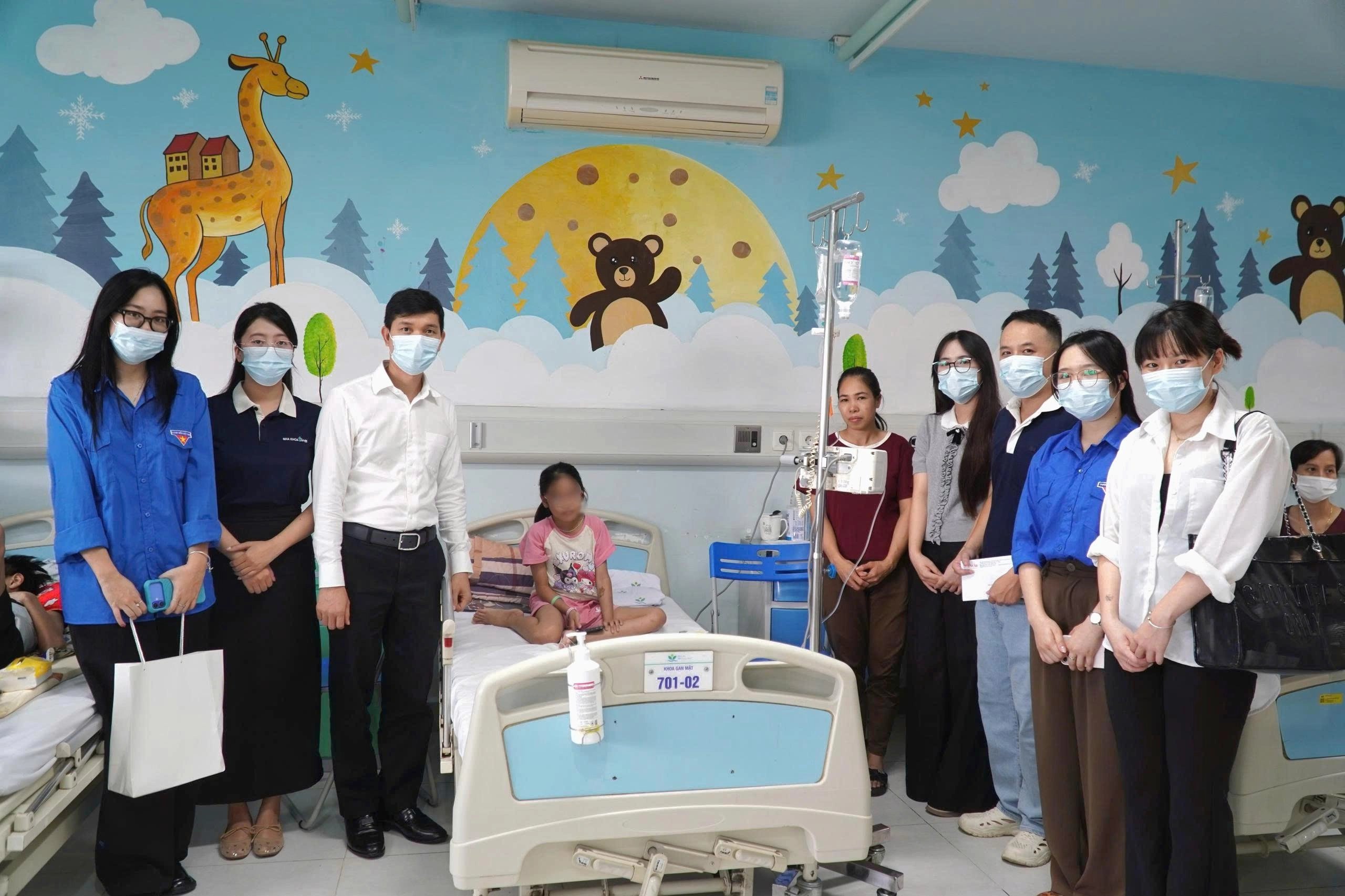 'Trăng yêu thương' thắp sáng nụ cười cho 42 em nhỏ tại Bệnh viện Nhi Trung ương