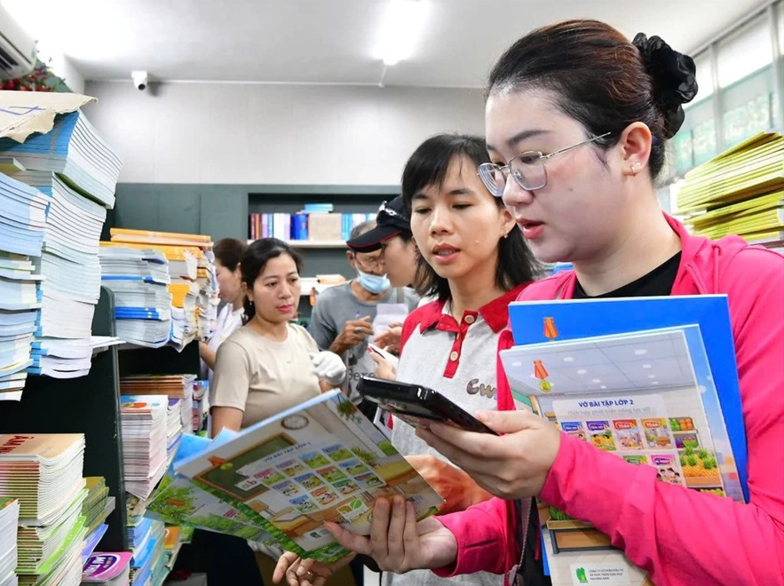 Thiếu sách giáo khoa, phụ huynh nên làm gì để con không gián đoạn việc học?