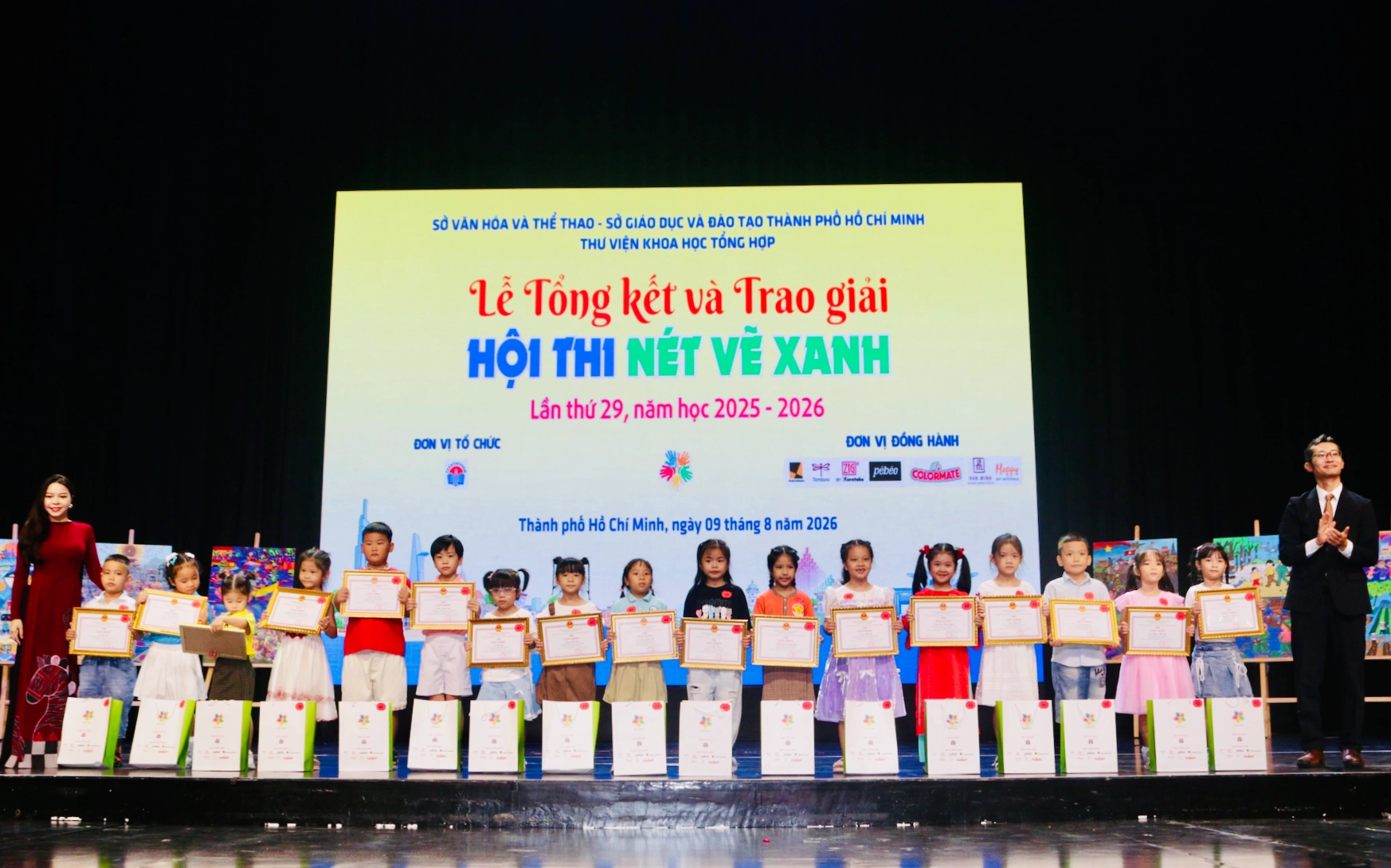 TP.HCM: Thiếu nhi kể chuyện hòa bình bằng nét vẽ