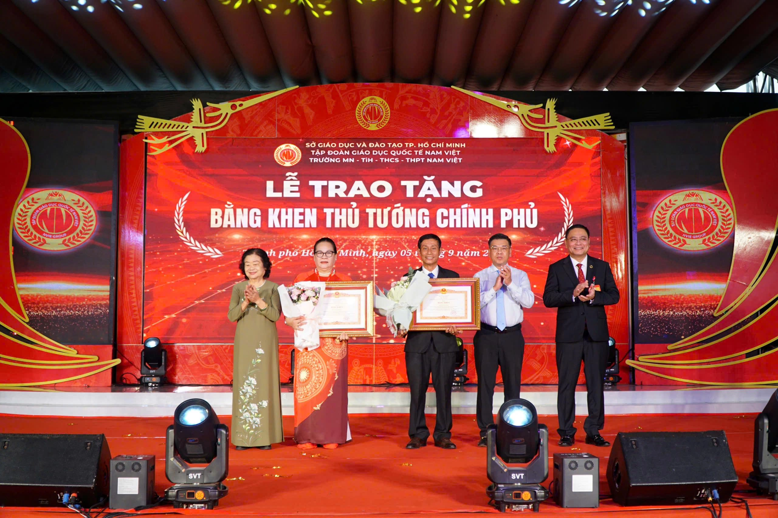 Trường Nam Việt khai giảng năm học mới, đón nhận Bằng khen của Thủ tướng Chính phủ