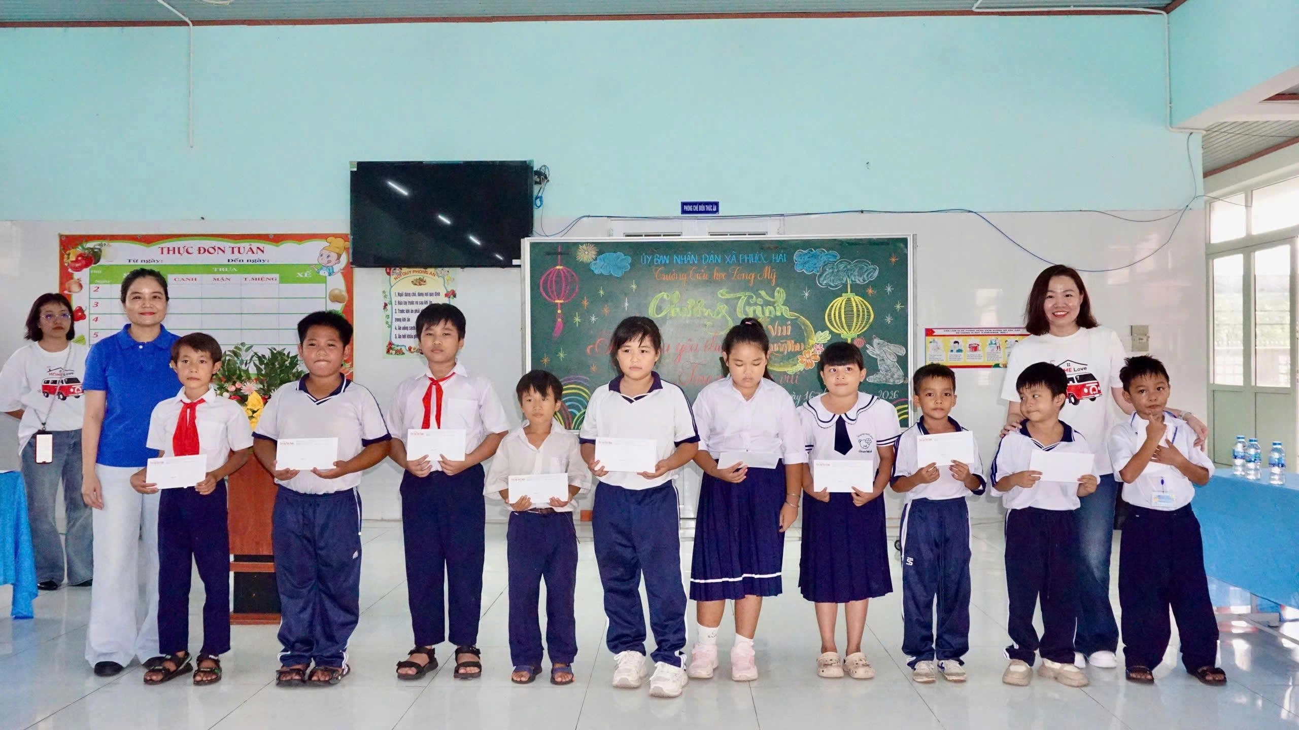 Trao yêu thương mùa trung thu cho các em học sinh Trường TH Long Mỹ