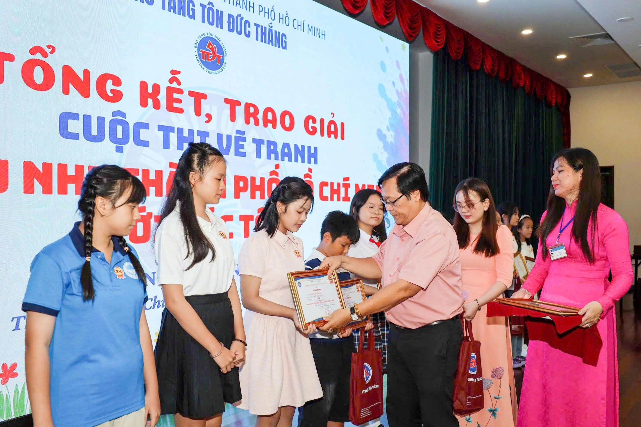 Thiếu nhi vẽ về Bác Tôn, nuôi dưỡng niềm tự hào dân tộc