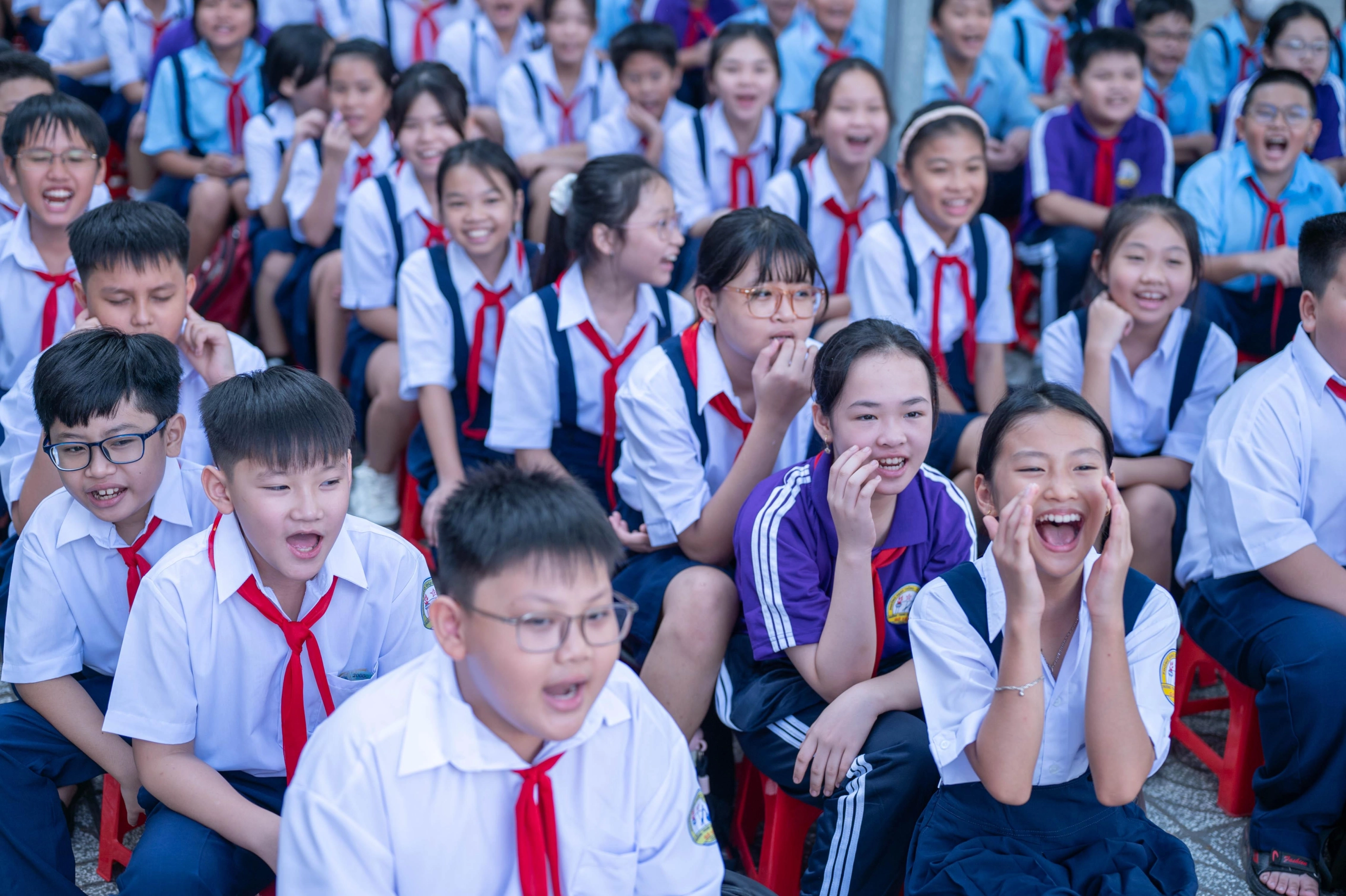 Học sinh được “tặng quà” trong ngày tựu trường