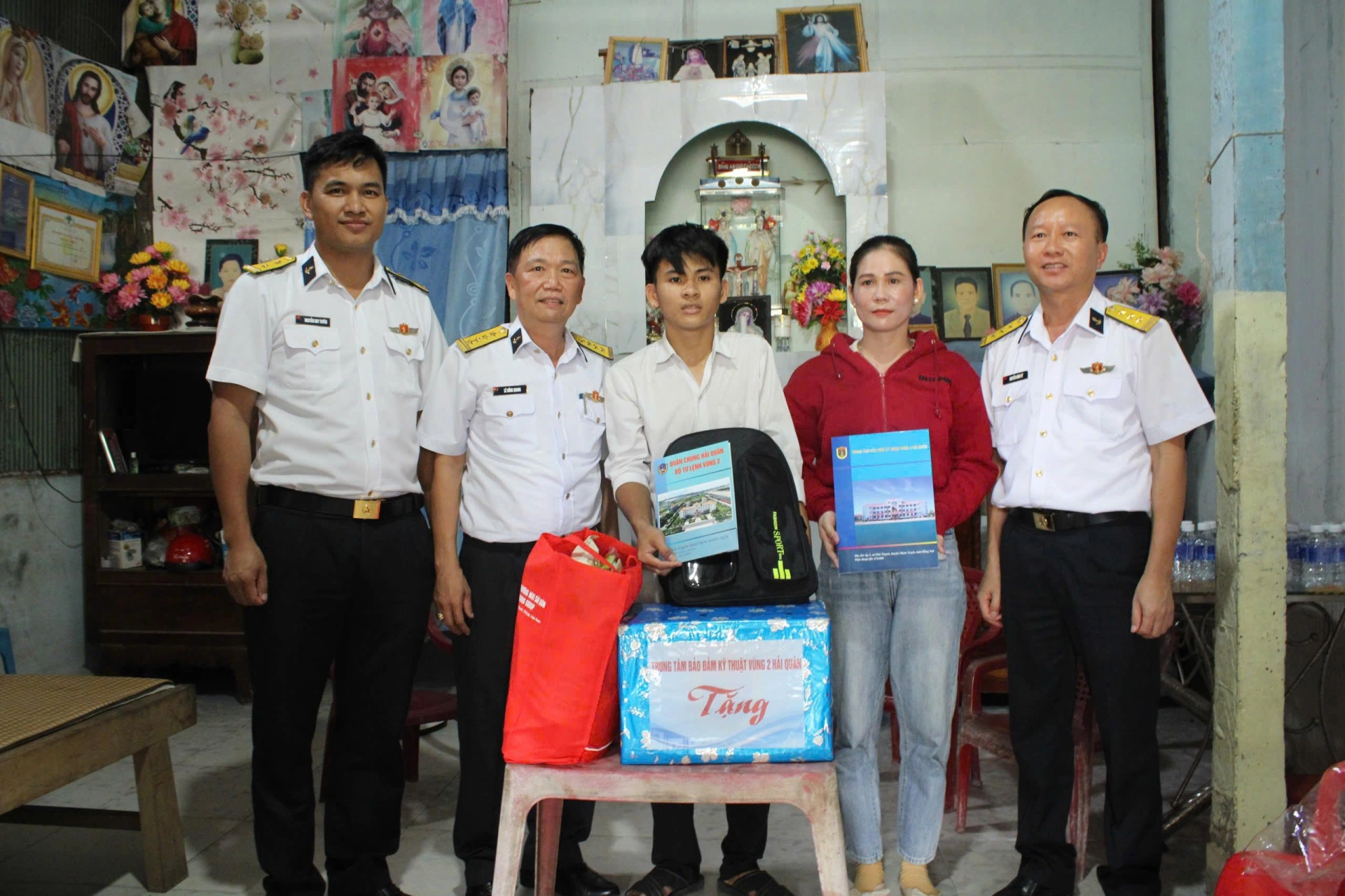 Vùng 2 Hải quân tiếp sức con em ngư dân trước thềm năm học mới