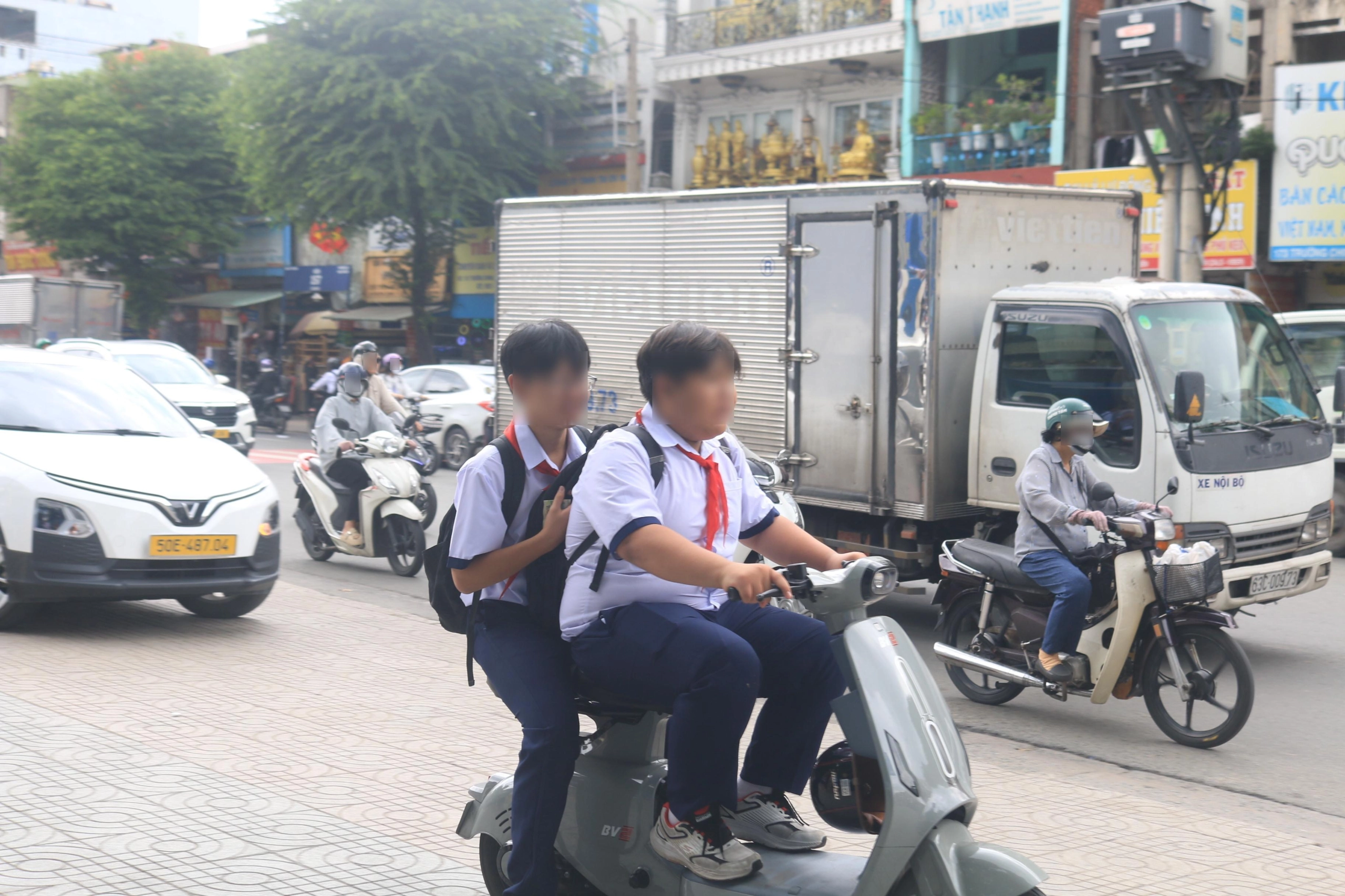Xe đạp điện được “độ” đủ kiểu, học sinh đối mặt nguy cơ mất an toàn