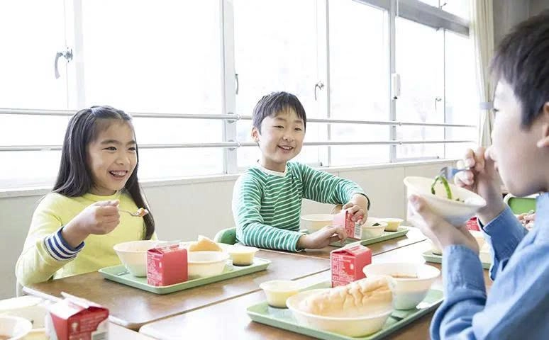 Bài học từ Nhật Bản: Khi bữa trưa học đường trở thành một phần của giáo dục